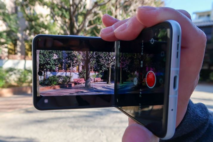 L^ɂănfBĴ悤ɍ\ĎBeł܂Bu␳Ă܂Âق肵pŎBe\B4K 30FPS܂ŃT|[gĂ܂