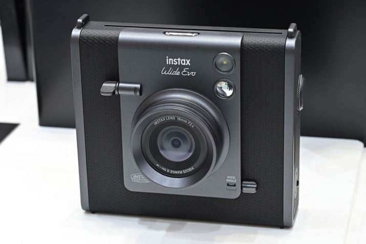 xmtC̃u[Xɂ̓CX^gJuinstaxg`FLhvV[Y̐Viuinstax WIDE EvovłB2025N26̔ŁAsz艿i55,000~iōj