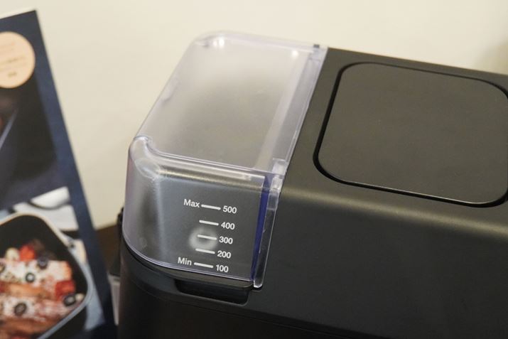 {̔wʏ㕔ɐ^N𑕔B̉Ƀ{C[𓋍ڂĂ܂B^N͎Oċdl