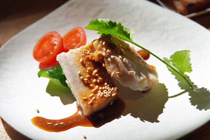 tɒЂ񂾌{unCX`[v[hŒቷu悾{vB΂ʂĂ̂ɁAƂ肵ĂăW[V[B͂́u悾{v́AerSNSȂǂŐlĆu GXT_v VcB̒u㗬؁vŏЉĂ郌Vsɂ