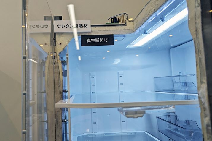 ʏAE^fMނƐ^fMނ2zuĂ܂AuXFSV[Yv͔wʁiʐ^jɃE^fMނgȂ\̗pB͓ł̍\BȂA^fMނ̒fM\̓E^߁A\邱Ƃ͂܂