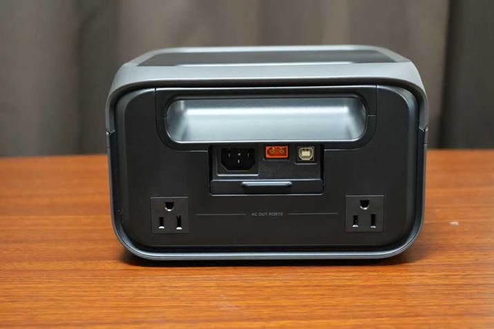 uRIVER 3 Plusv̔wʂɂACo̓|[g2𑕔B̏㕔ɂ́AAC̓|[gA\[[/VK[\Pbg̓|[gAUSB Type-B UPSʐM|[g𑕔B܂Aʐ^ł͌ȂA{̂̒ꕔɃGNXgobe[ƃ^b`ŒEłڑ[qĂ