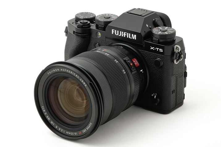 uXF16-55mmF2.8 R LM WR IIv́A35mmZŏœ_24`84mm̉pɑΉAPS-Cp̕WY[BlCAPS-C~[XuX-T5vɑăr[܂B\lƃYJAX}[ggݍ킹ł