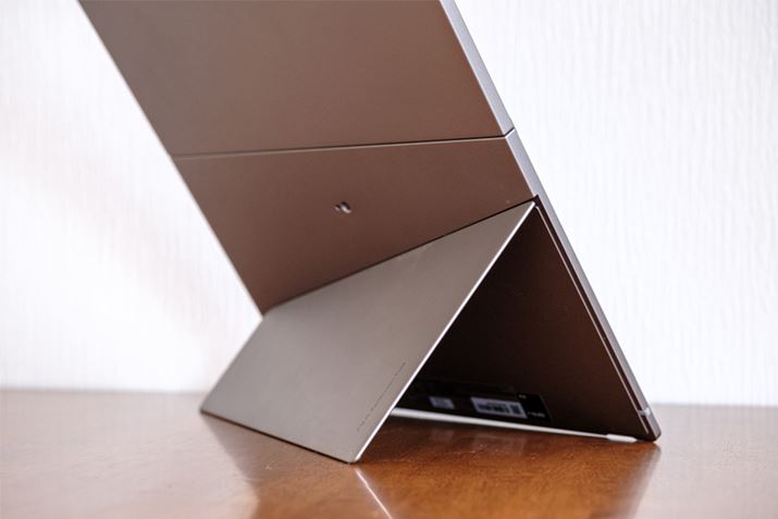 LbNX^h͎΂߂ɓWJĂAfUC܂񂾈ӏɁB̌1/4C`lW̌