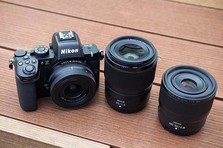 gтÝAWY[YuNIKKOR Z DX 16-50mm f/3.5-6.3 VRv̂قAPœ_ÝuNIKKOR Z 35mm f/1.4vuNIKKOR Z MC 50mm f/2.8v̌v3{Bq邪Aق͈Âꏊ߁AȂׂ邢Yd󂷂