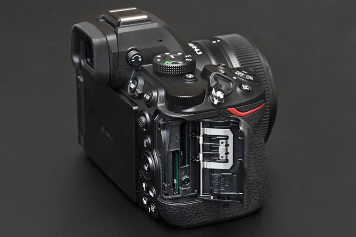 SDXC/UHS-IIΉ̃_uSD[J[hXbg𓋍