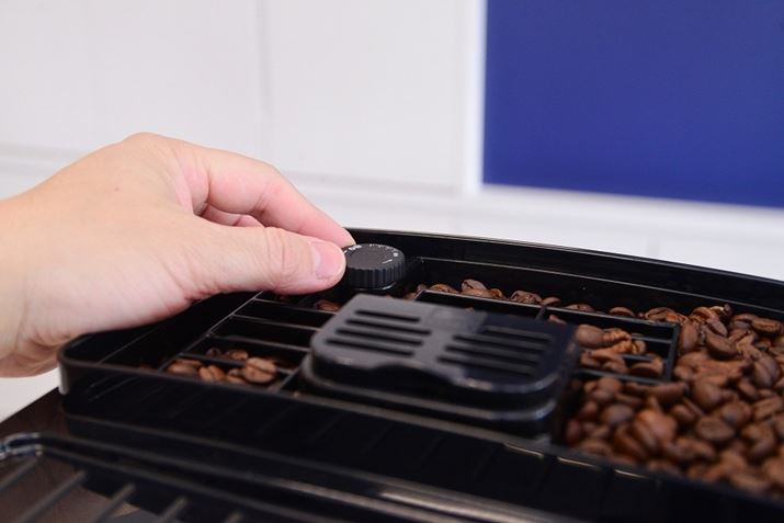 R[q[́A{̓Vʂ̃t^Ċi[BʓIɁAZȖ킢ɂׂ͍߁A肵킢ɂ͑e߂߂ƂĂ܂