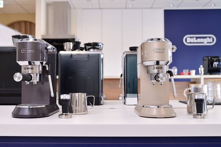 Jo͑S3FBނŎgu^Vo[viEC885J-MĵقAuO[viʐ^^EC885J-GYjƁux[WviE^EC885J-BGjCAbvĂ܂