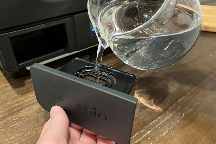 ɓɉߔMC𕬎˂邽߂ɓڂꂽA50mL̑eʐ^NB퉷̐Hpłΐ𑫂ɐHp22AŉMł܂