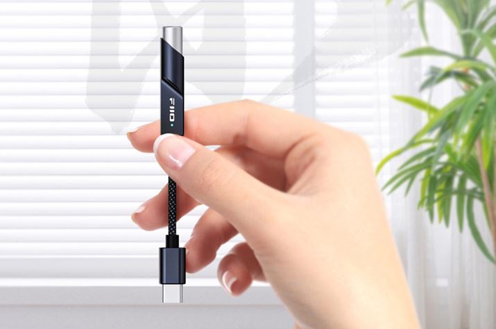 ŌuPUSB DACvƂ́Aʐ^FiiOitB[IjuKA11v̂悤ȃXeBbN^Cvz肵ĂBБUSB Type-CɂȂĂāAX}[gtHE^ubgɂȂΉf[^AiOϊł