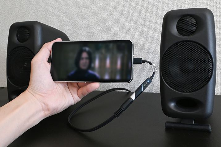 FiiOuKA11v̂悤Ȓ^USB DACȂAX}[gtHɎԂł܂ɂȂȂBuKA11vƁuiLoud Micro Monitorv3.5mmXeI~jRCAϊP[ugĂ