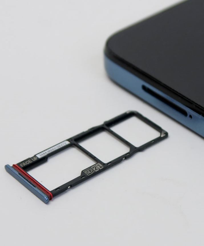 SIMXbgɂnano SIM×2ƁAmicroSDJ[h𓯎ɃZbgł܂AeSIMɂ͑ΉĂ܂