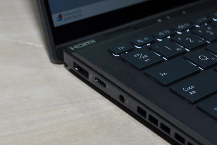 {̂̍ʂɂUSB Type-C[qUSB Type-A[qAR{WbNł܂B2USB[q̊Ԃ͎኱߂ł