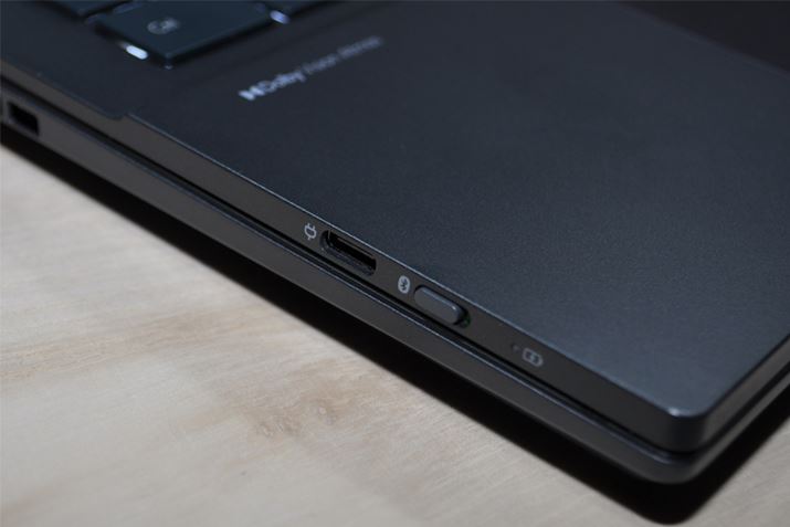 L[{[h̉EʎOɂ́AdpUSB Type-C[qƁABluetoothI^ItłXCb`pӂĂ܂