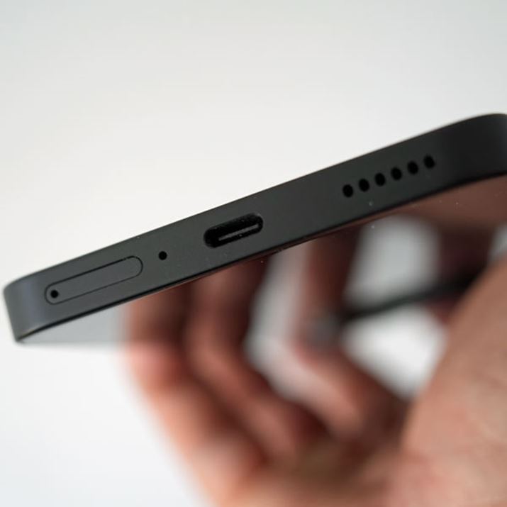 ꕔSIMXbgɂ2nanoSIM𑕒\BȂAeSIMɂΉĂBUSB Type-C̐ڑA}CNAXs[J[