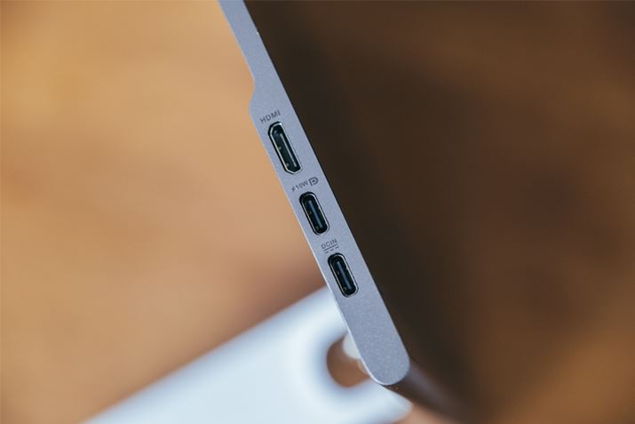 [qނ͖{̍ɂ܂Ƃ܂Ă܂BUSB Type-C|[g̎dl̈Ⴂɒ