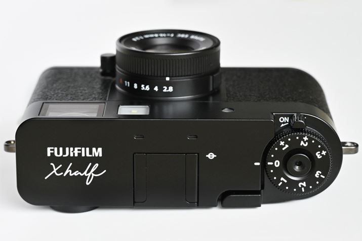 {fBʁBVb^[{^Ɠ̈ʒuɘIo␳_C𓋍ځBVb^[{^̒ɂ́A\tg[Y{^𑕒łlWpӂĂiP[u[Y͎gpsjB̃V[́Adqړ_̂ȂR[hV[dl