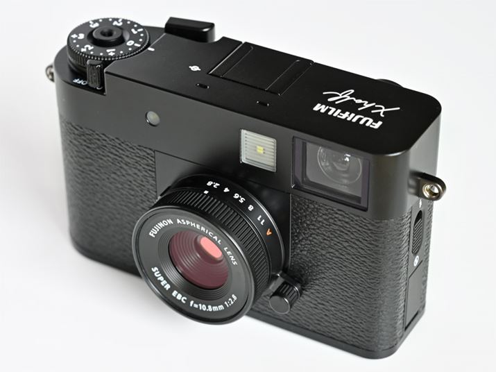 œ_10.8mmi35mmZ32mmj̃RpNgȒPœ_Y𓋍ځBF11܂ōilIłi胊OƁAMFɎgptH[JXO𑕔BY\͔񋅖ʃY3܂5Q6BŒZBeiY[j͖0.1mBȂ݂ɁAYԂ˂Ă̂IRJbgtB^[OʂɓڂĂ邽