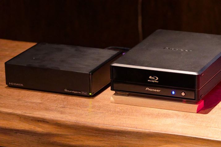 USB[q2邽߁A1ɃfBXNhCuȂƁACDĐ\łBWAV,FLAC`ł̃bsOiNASւ̃f[^ۑjɂΉĂāAICf[^x[XiGracenotej烁^f[^擾Ă܂B̓͂PCX