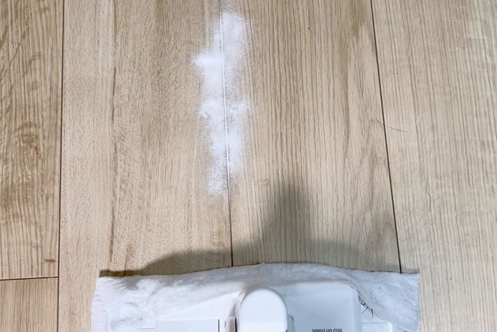 t[O̍a𒆐SɁAׂȃS~ɌĂd܂܂