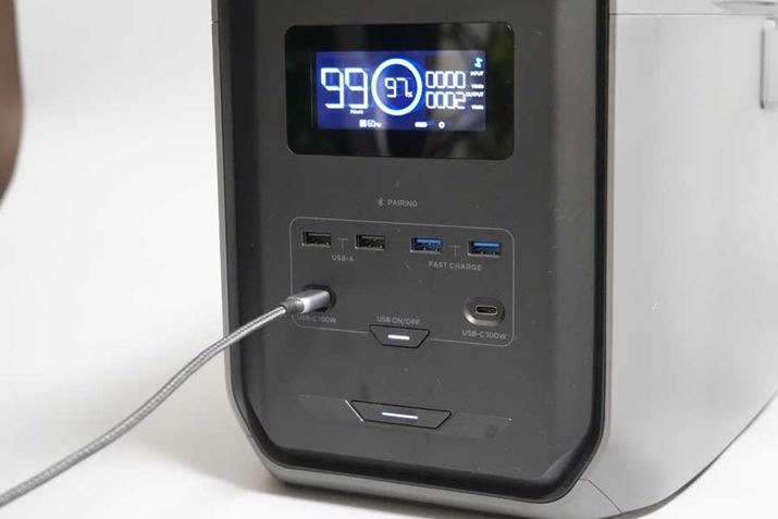 {̑Oʂɂ́A}[dΉUSB Type-Ao̓|[g×2iő18WjAUSB Type-Ao̓|[g×2iő12WjAUSB Type-Co̓|[g×2iő100Wj𓋍ڂ