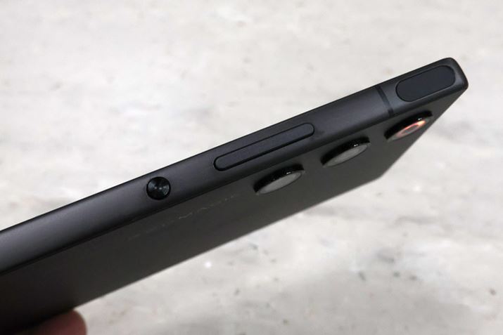 ʂ̍EɃ^b`ZT[̃V_[{^zu