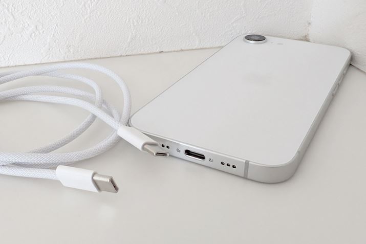 uiPhone 16evƕtP[u̒[qׂ͂āuUSB Type-Cv