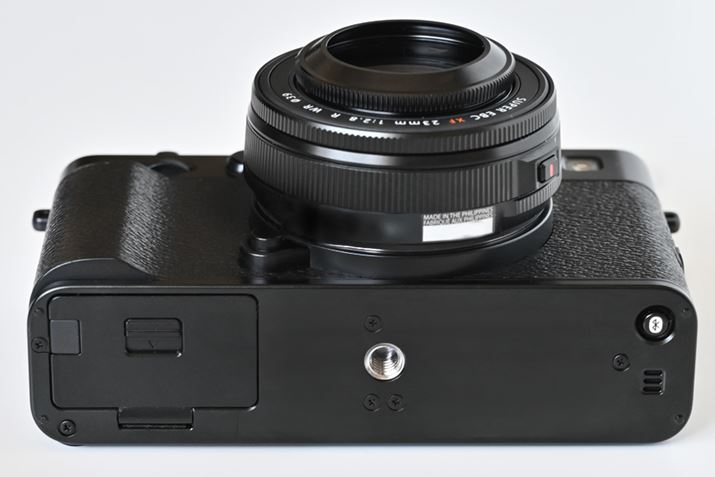 ʁBtB߂{^̂悤Ɍ̂Bluetooth{^Btobe[́uX-T50vuX-M5vȂǂƓuNP-W126SvBΉL^fBASD/SDHC/SDXC[J[hiUHS-IIΉj