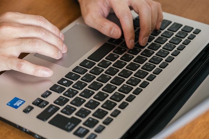 ʃfɂ̗pꂽÉL[{[h𓋍