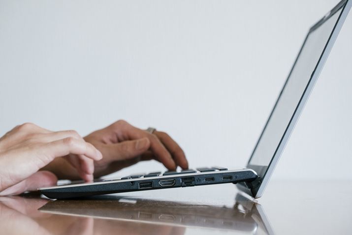 ʂオ邱ƂŎRȊpxŃL[{[hłĂ܂