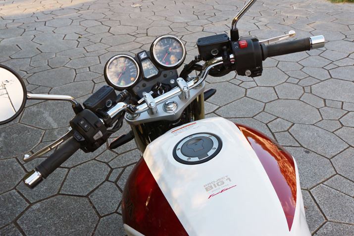 ߂̃pCvnhƁǍɕ2̃AiO[^[lCLbh}V炵