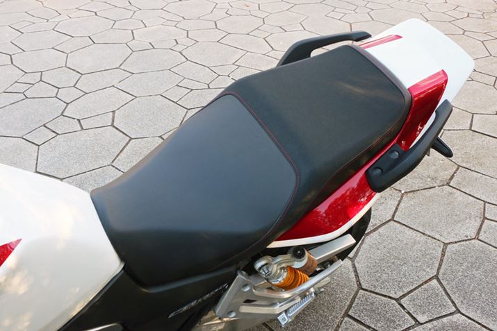 V[ǵAC_[镔ƃ^fňقȂ\̑fނ̗pBuSPv^Cv͐Ԃ̃Xeb`{Ă