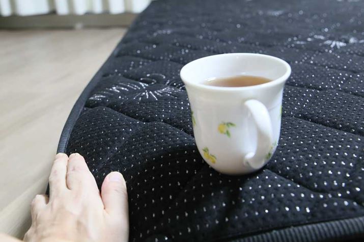 RbvRCa2mm̃}bgXɒuARCa2.2mm̃}bgXOł݂BO̒ݍ݂ɑ΂āARbvu͂قڃtbgȂ܂܂Ȃ̂ŁAoN򉻂ɂ}bgX̌^ꂪɂƎv