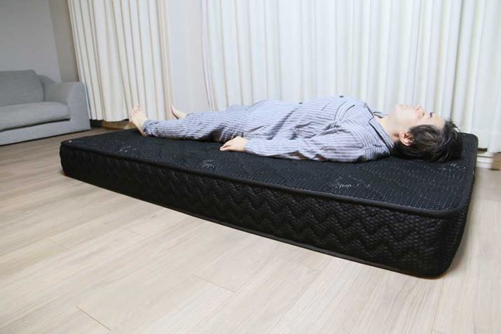 ɐQƂBd߂̐QSnŃRC̊G͂ÄU͍A}bgX̂̉ʂɃtBbgĂ̂̊ł