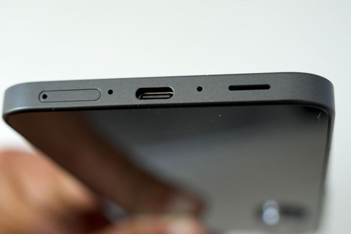 USB Type-C|[gASIMXbgAXs[J[A}CNBSIMXbgɂnanoSIM1̂ݑłAmicroSD[J[hɂ͑ΉĂȂ