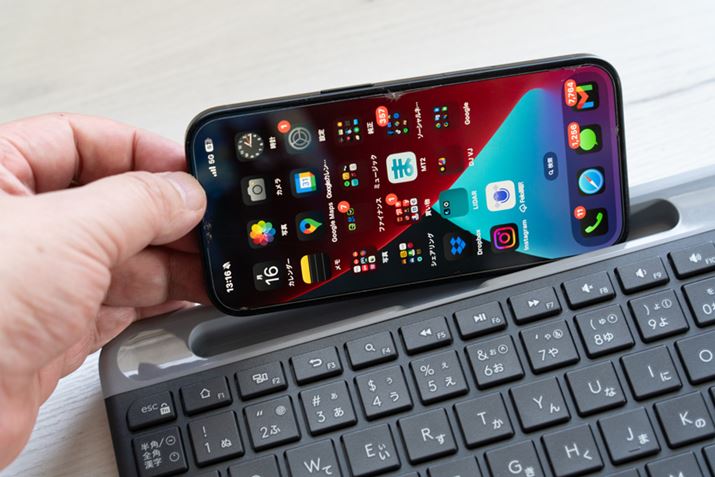 L[{[h㕔ɂ́AX}[gtHi[łz_[𓋍ڂĂ܂