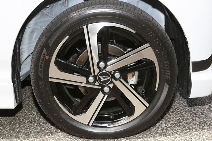 V^u[vRSO[hɑĂ165/55R15^C