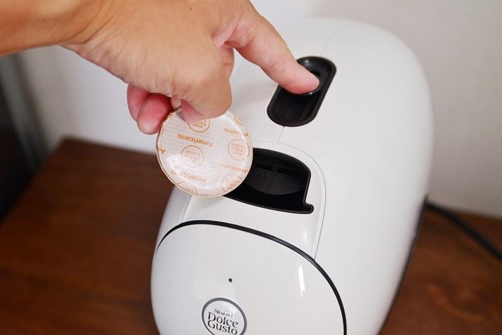 ʐ^ÕXbgR[q[|bhVb^[B̏́AlwŐGĂ镔XC_[ł