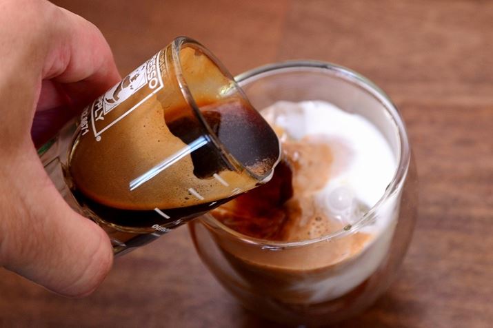 ʐ^̂悤ɁAACXJtFeɂ̂ABՂ̃~NɕȂZȃA}Ɨ͋r^[eCXǵAGXvb\Ȃł͂ł