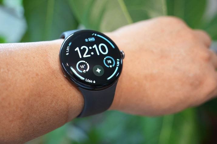 Ƀobe[̎コuGoogle Pixel Watch 4v