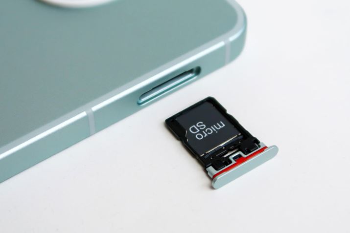 SIMsg킸Ɉonano SIMmicroSDXbg𓋍ځBSIMiSIMJ[hĵقAiPhone 17V[YŖ{i̗pbɂȂeSIMɂΉĂ܂