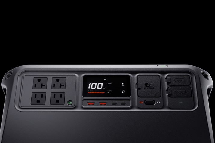 �o�̓|�[�g�͌v10���B����������USB Type-C�|�[�g�͂��ꂼ��140W�o�͂ŁA�m�[�gPC�̍����[�d�Ȃǂɂ��Ή����܂�