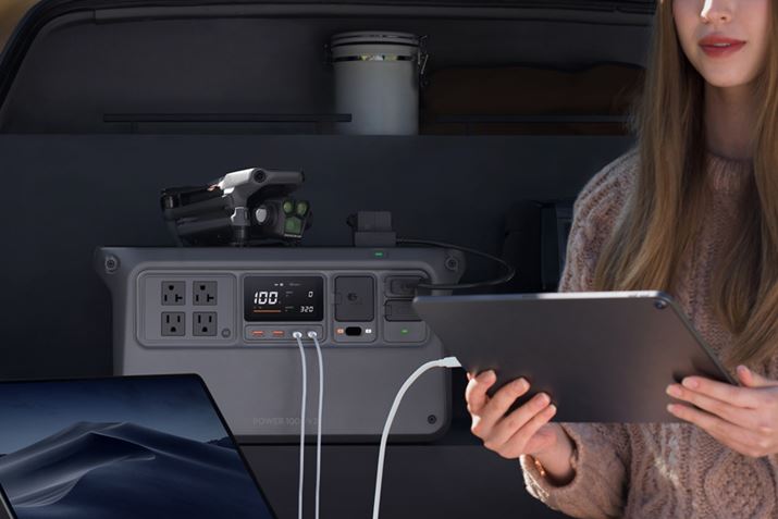 SDC�|�[�g�o�R�Ȃ�ADJI���h���[���ւ̏[�d��30���قǂŊ����B�o�b�e���[��3�����1���������Ɣ�s�E�B�e���\�ł�