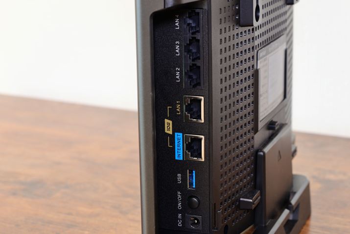 Wi-Fi���[�^�[��10�M�K�Ή��̗L��LAN�|�[�g�����邩�́A���i�̃X�y�b�N��������A�{�̂̃|�[�g��10G�Ə����Ă��邩���`�F�b�N