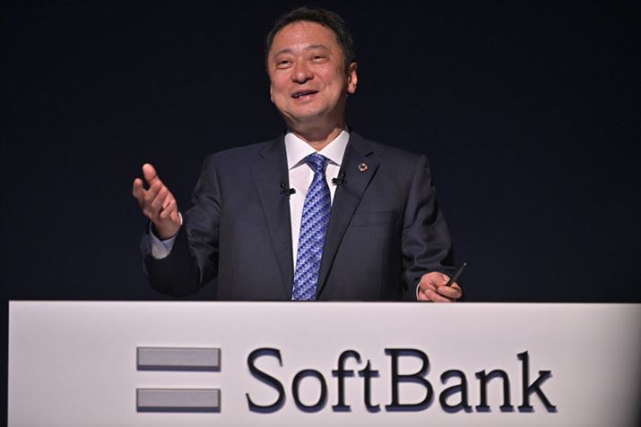 �\�t�g�o���N�̋{�쎁��2025�N11��5���̌��Z������ŁA�Z���_��҂̊l�����璷���_��ҏd���ւƁA�헪��]��������j�������Ă���(�o��:�\�t�g�o���N)