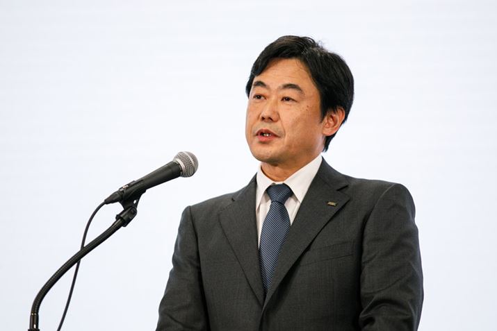 KDDI�̏��c����2025�N11��6���̌��Z������ŁA��͂�̔����@���������Ē������p�ɏd�_��u�����j��������(�o��:KDDI)