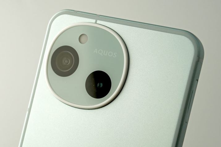 �uAQUOS sense10�v�́A���R�Ȑ��Ńf�U�C�����ꂽ�J���������A�C�R�j�b�N�ȓ����ƂȂ��Ă���