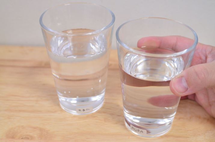 �Ƃ��ɏ퉷���ň��ݔ�ׁB�uAURA�v�ŏo�����u�v���~�A���E�H�[�^�[ �x�m�g�c�v�i�E�j�̂ق����y�₩�Ȍ�������ŁA��蓧���x�������s���A�Ȗ��킢