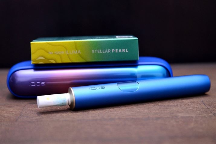 2025�N�H�ɔ������ꂽ�u�A�C�R�X �C���} �A�C�v�̌���f�U�C���u�M�����N�V�[�u���[ ���f���v�͉F�����e�[�}�Ȃ̂ŁA�u�X�^�[�v���R���Z�v�g�́u�e���A �X�e���[ �p�[���v�ƌ����ڂ̑������o�b�`��