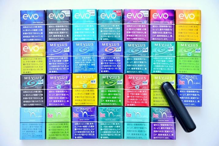 �u�v���[���E�I�[���v�̐�p�^�o�R�X�e�B�b�N�́A�S27��ނɁB���ꂼ��20�{����ŁA�u�G�{�v�͊e550�~�i�ō��j�B�u���r�E�X�v�͊e520�~�i�ō��j�A�u�L�������v�͊e500�~�i�ō��j